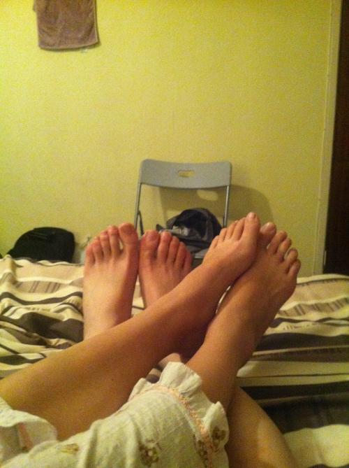 lazy us, two pairs, feet, on the bed, relax


File Size (KB): 2071.28 KB
Last Modified: November 28 2020 17:18:29
